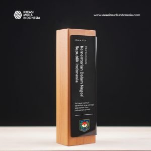 Plakat Kerjasama Kementerian Premium Berbahan Kayu KMI Plakat Kerjasama Kementerian Premium Berbahan Kayu